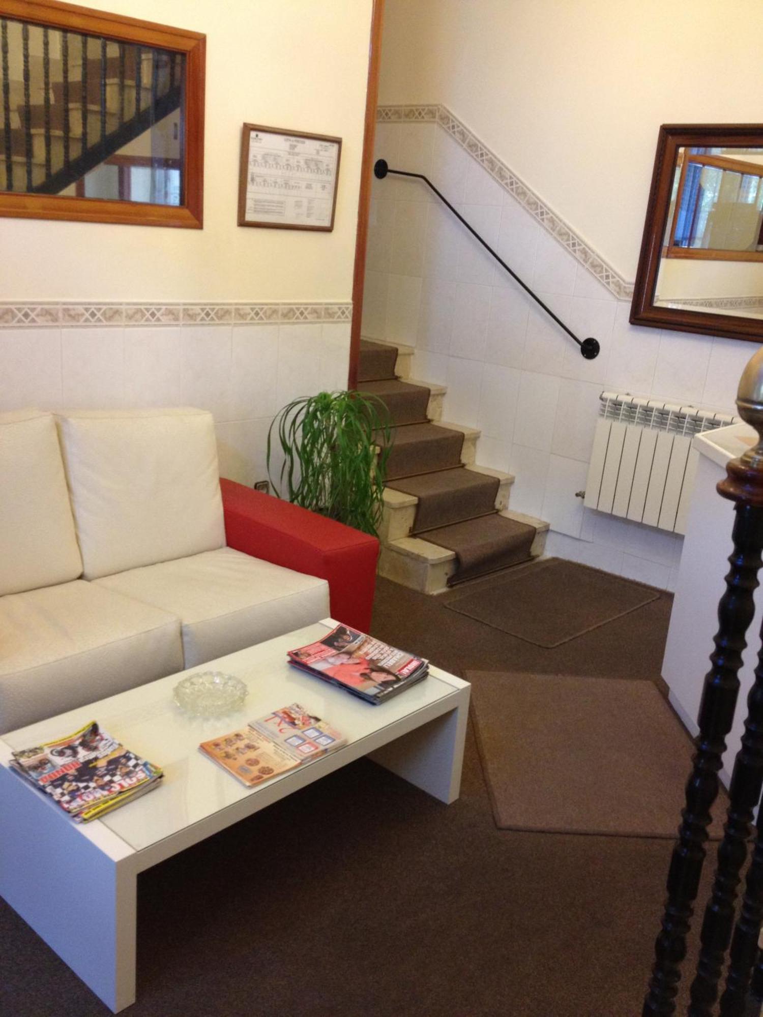 Hostal Cervantes Valdemoro Buitenkant foto