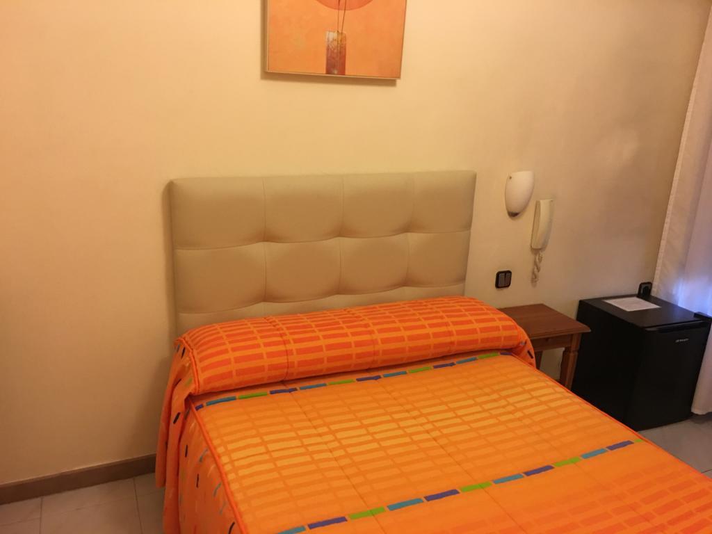 Hostal Cervantes Valdemoro Buitenkant foto