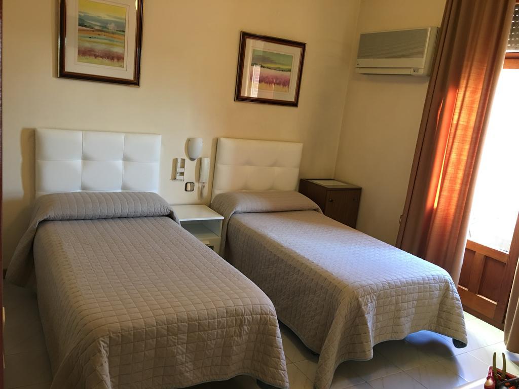 Hostal Cervantes Valdemoro Buitenkant foto