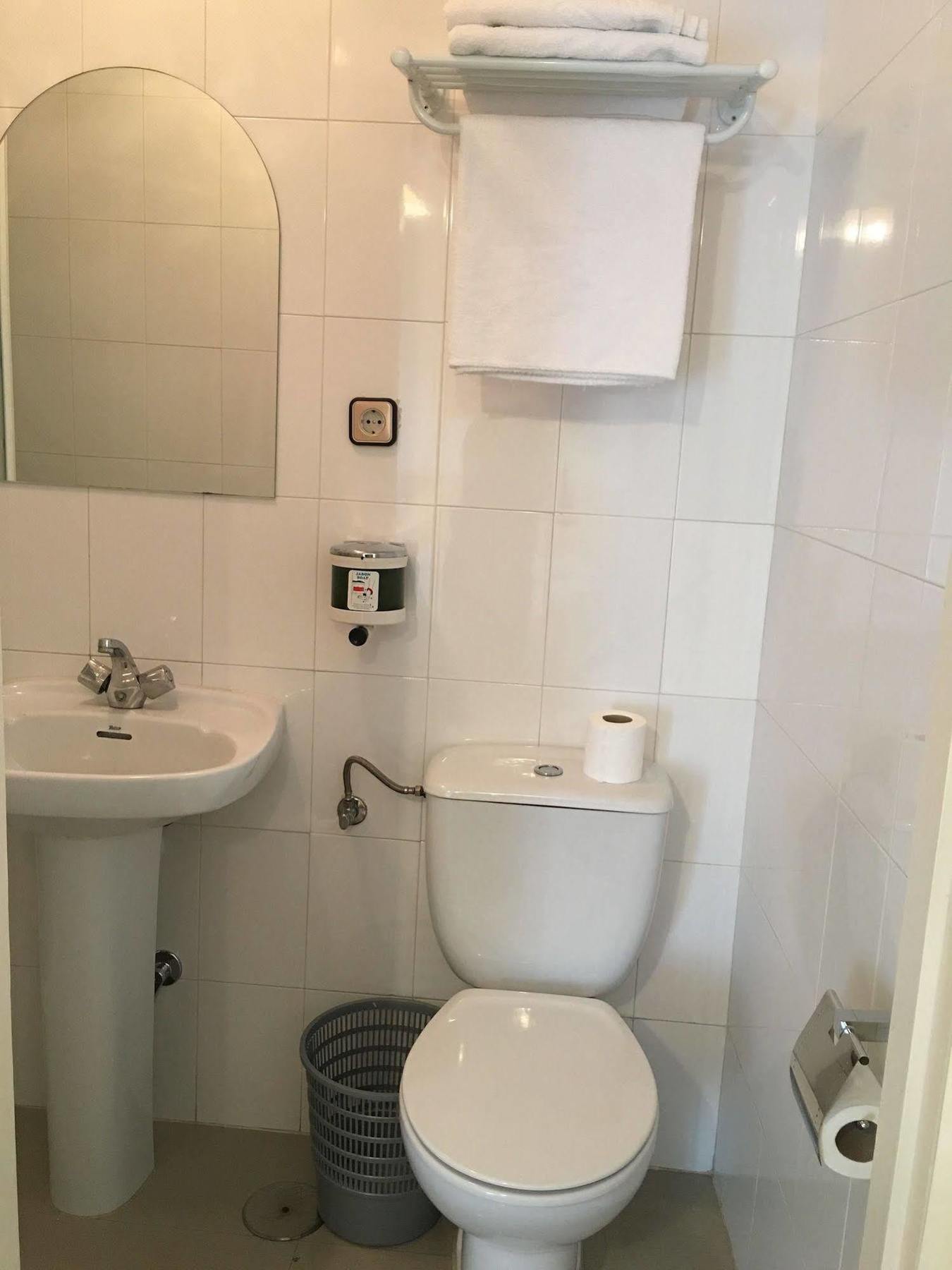 Hostal Cervantes Valdemoro Buitenkant foto