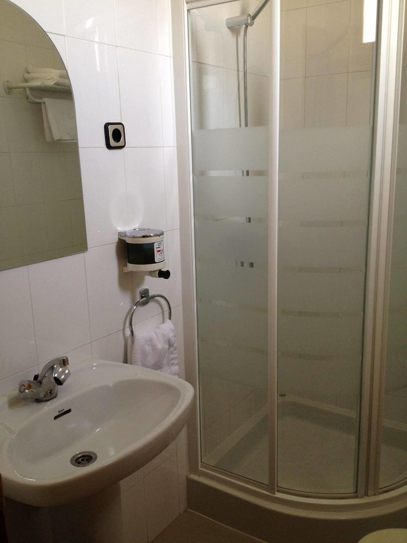 Hostal Cervantes Valdemoro Buitenkant foto