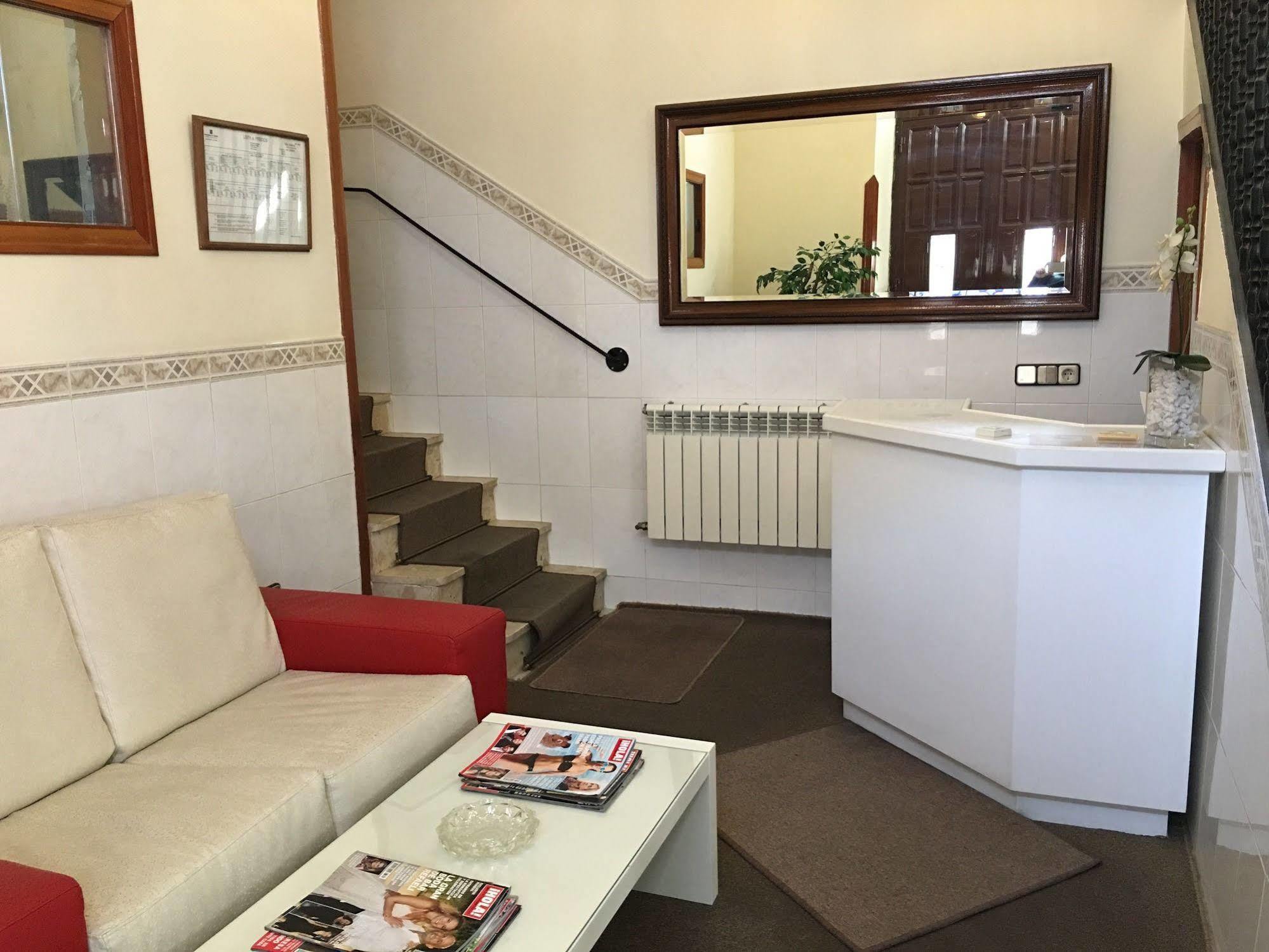 Hostal Cervantes Valdemoro Buitenkant foto