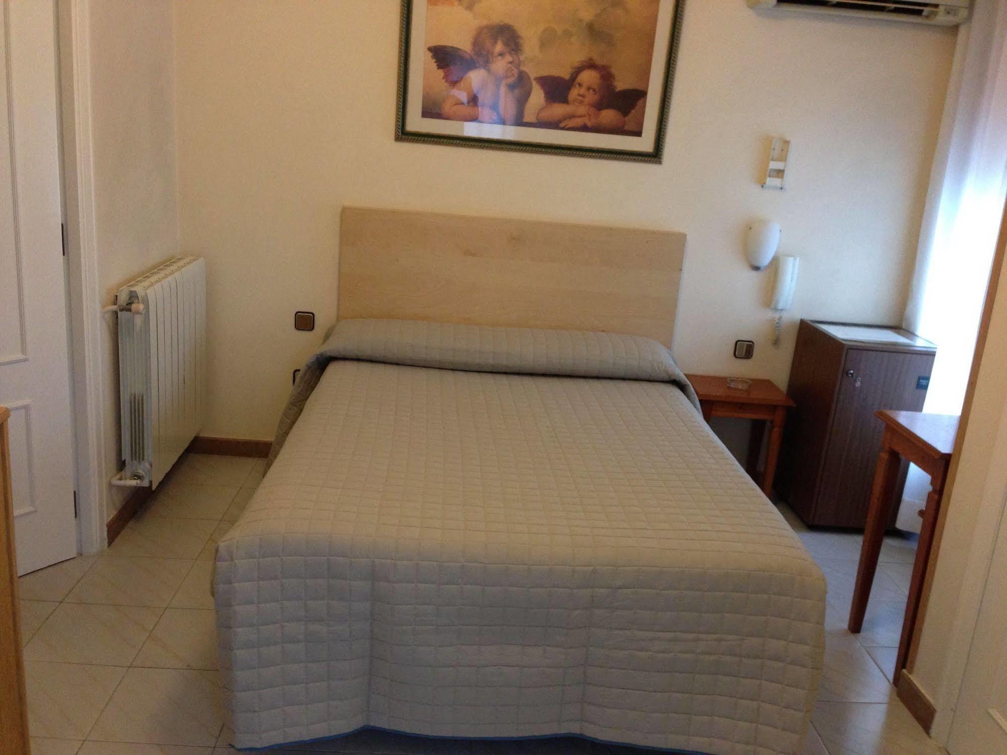 Hostal Cervantes Valdemoro Buitenkant foto