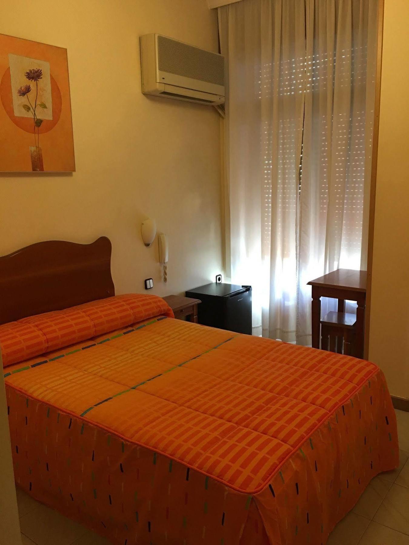 Hostal Cervantes Valdemoro Buitenkant foto