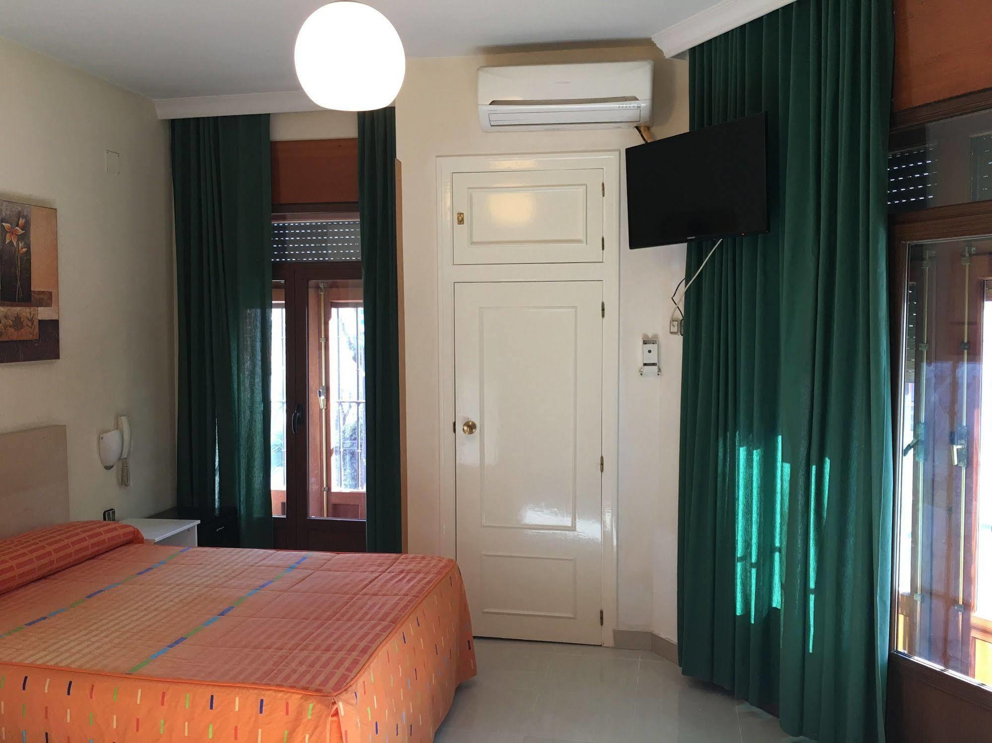 Hostal Cervantes Valdemoro Buitenkant foto