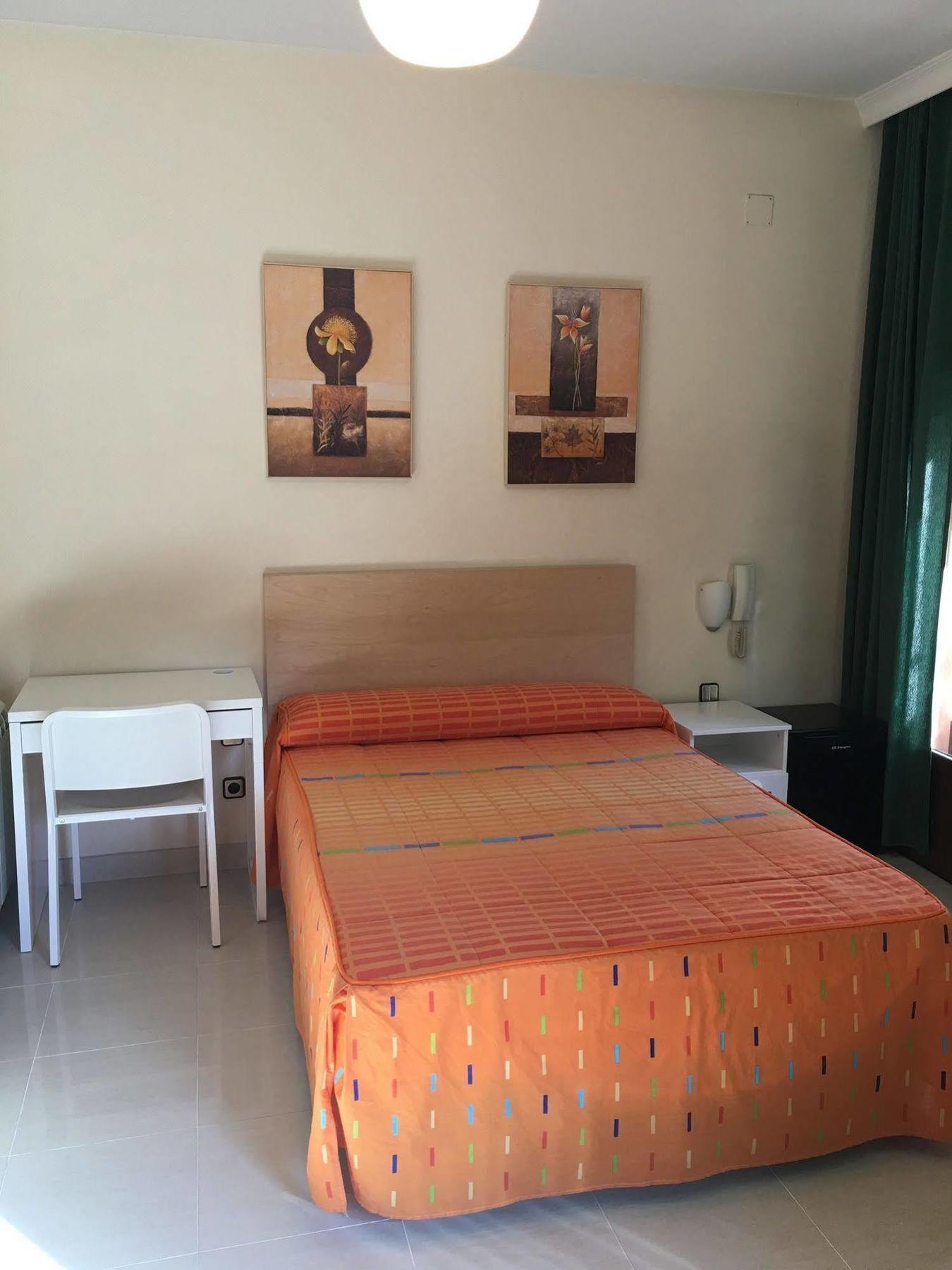 Hostal Cervantes Valdemoro Buitenkant foto