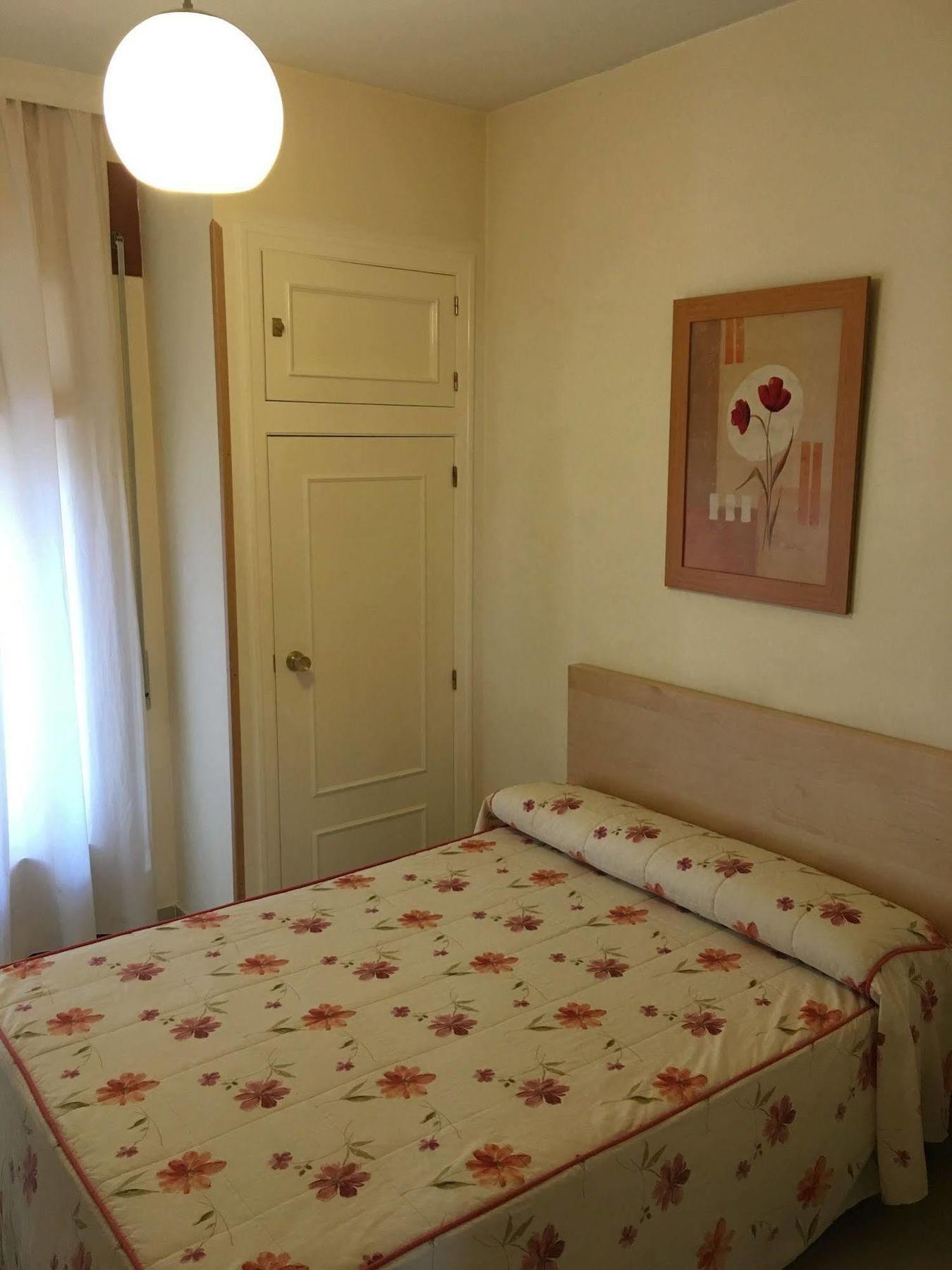 Hostal Cervantes Valdemoro Buitenkant foto