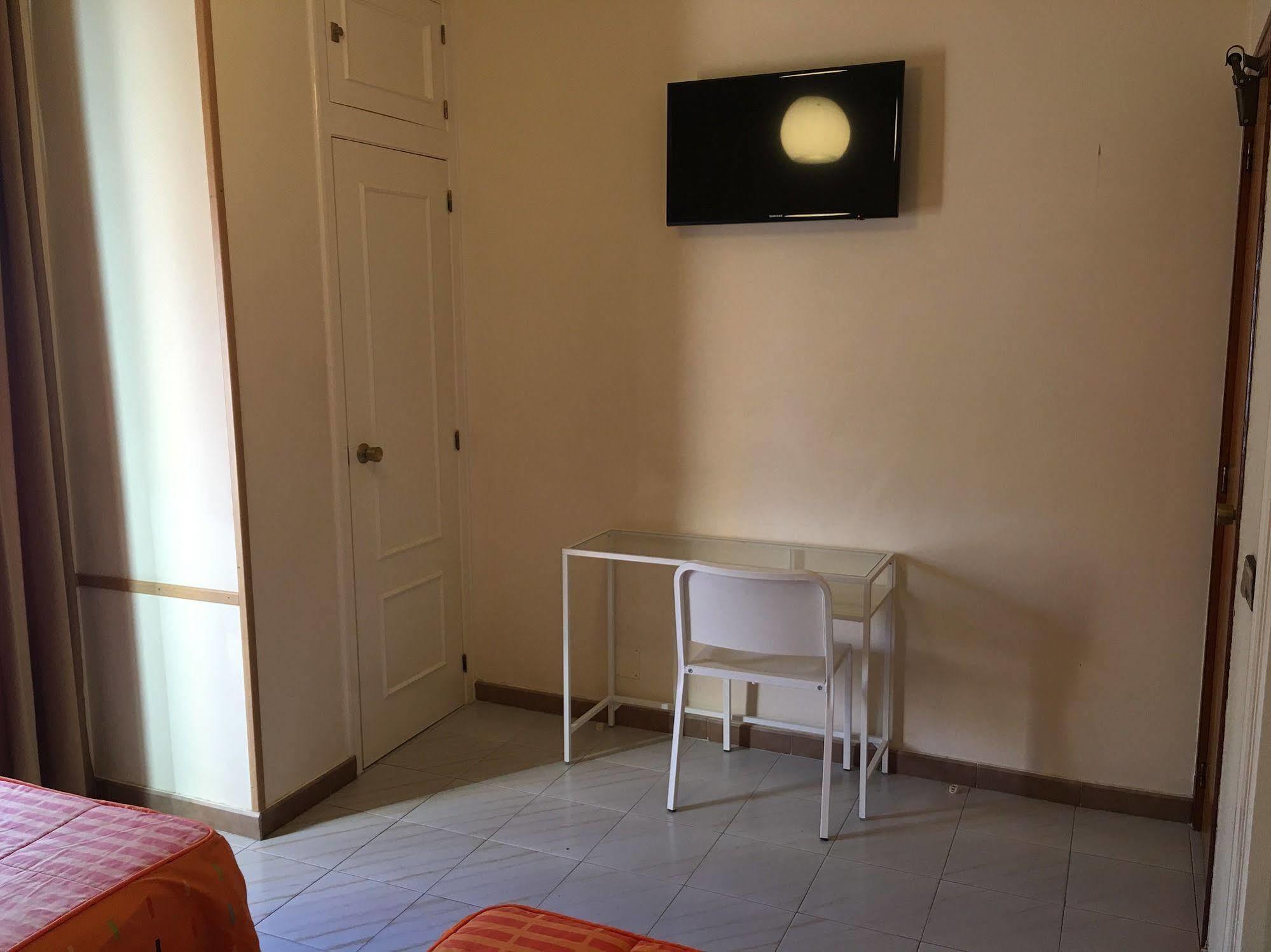 Hostal Cervantes Valdemoro Buitenkant foto