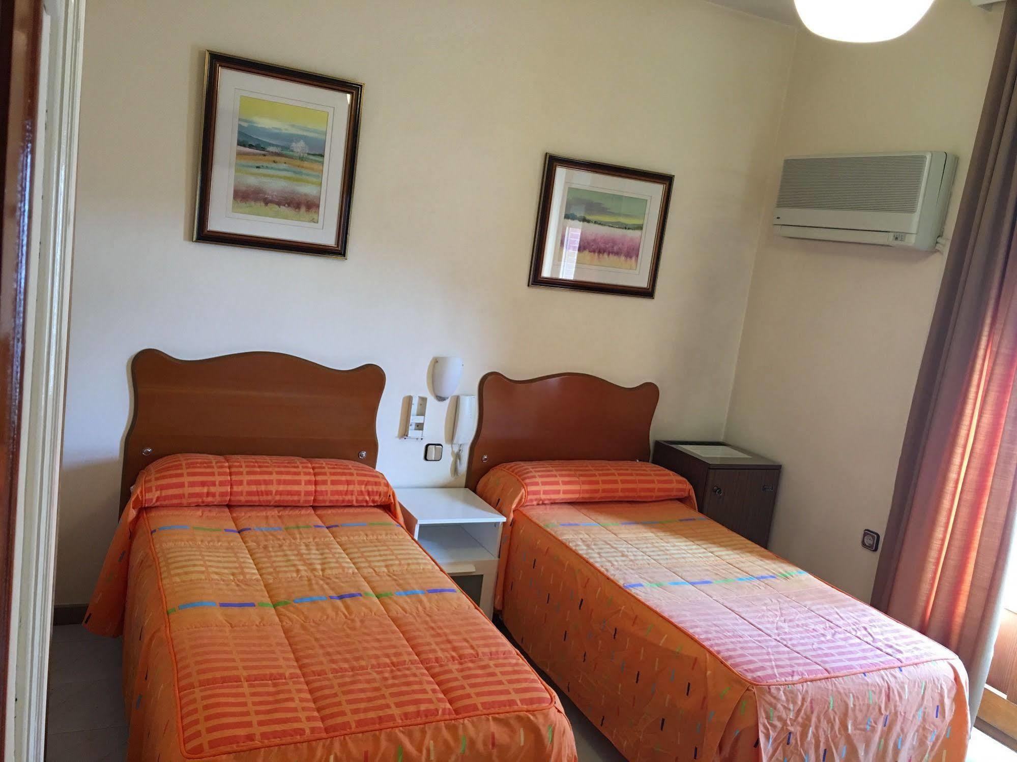 Hostal Cervantes Valdemoro Buitenkant foto