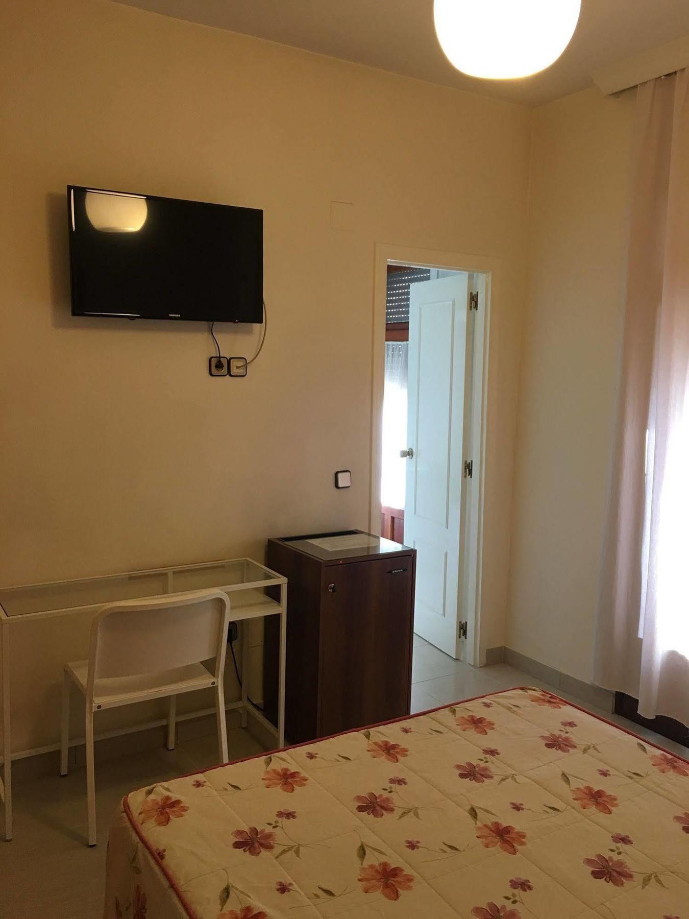 Hostal Cervantes Valdemoro Buitenkant foto