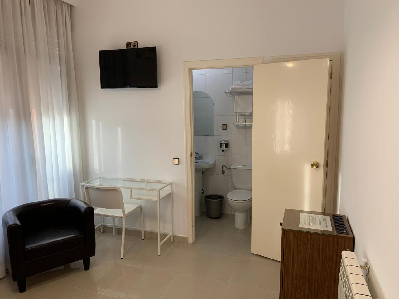 Hostal Cervantes Valdemoro Buitenkant foto